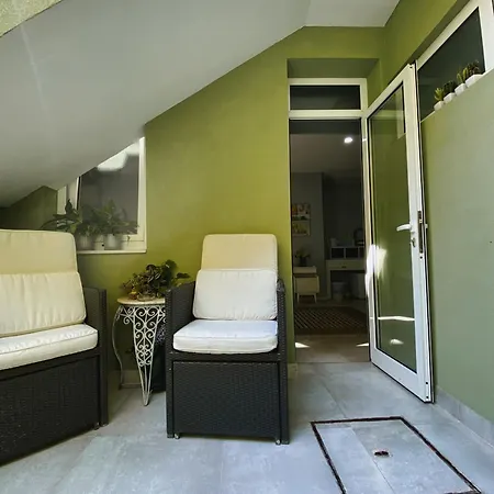 En-suite Bedroom And Garage In Center بيت ضيافة بورتو