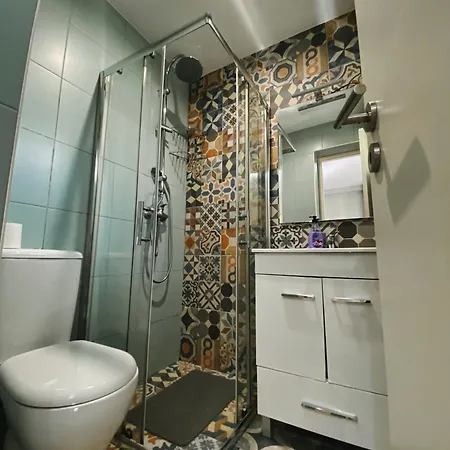 En-suite Bedroom And Garage In Center