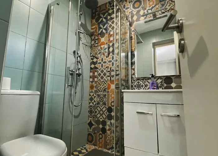 En-suite Bedroom And Garage In Center