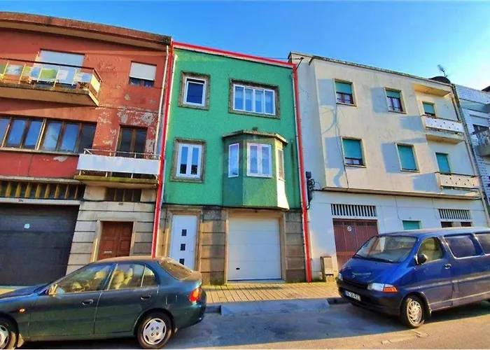 En-suite Bedroom And Garage In Center