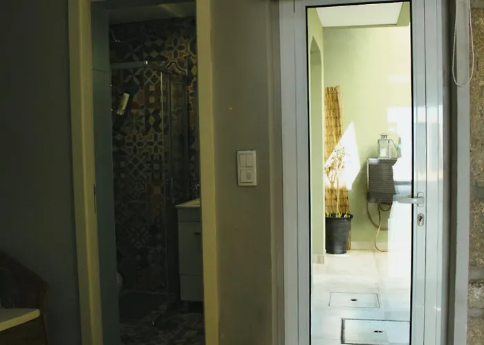 En-suite Bedroom And Garage In Center بيت ضيافة بورتو