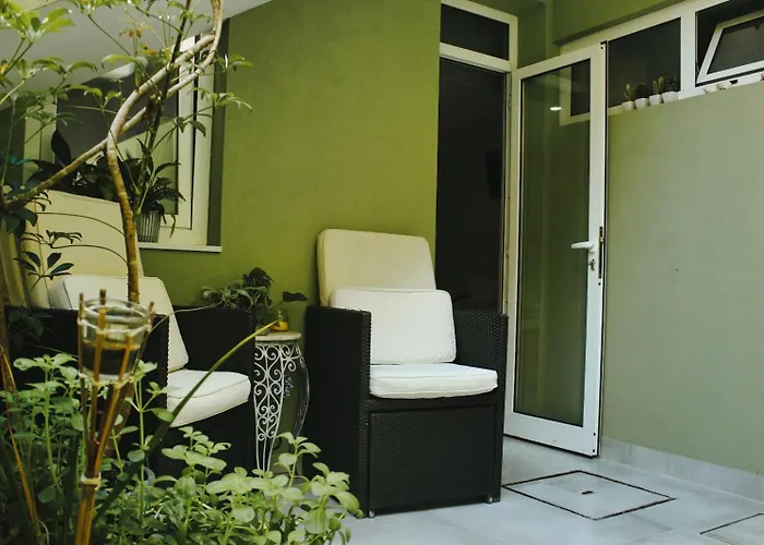 En-suite Bedroom And Garage In Center