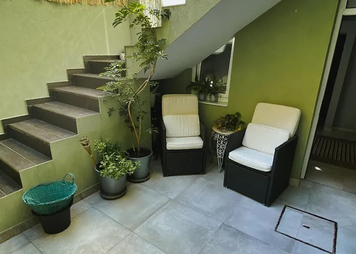 En-suite Bedroom And Garage In Center بيت ضيافة 4*